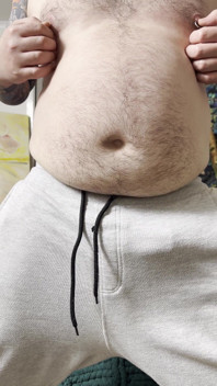 Dicker dicker spielt mit seinem bauch und bläst dann eine fette ladung