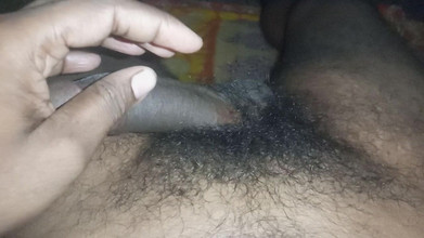 Fucking my wife: Un garçon gay indien s’embrasse la chatte dans la nature