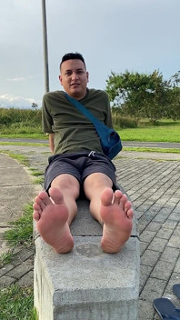 Cium tapak kaki saya seperti mereka adalah tuhan anda