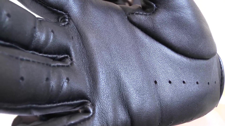 Lady Victoria Valente: Luvas de Couro Preto - O Cheiro de Couro Te Deixa...