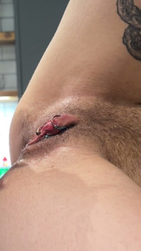 Akşamdan kalma boynuz // ateşli sporcu mutfakta seksi dövmeli trans delikanlıyla sikişiyor