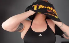 Ma demi-sœur te fait sentir ses aisselles poilues et puants après l’entraînement