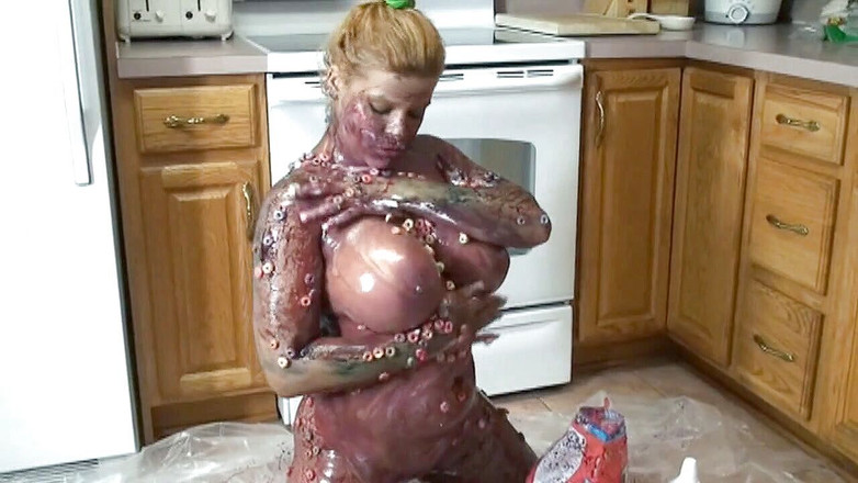 ChickPass Amateurs: Цицькаста мамка Ангел покрита сиропом