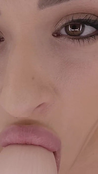 Dövmeli üvey kız kardeş sıkı deliklerini yumrukla sikiyor