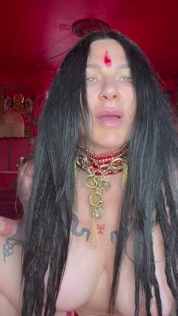 Jenevieve Hexxx: Peituda goddss jenevieve hexxx belly dances e mostra suas curvas...