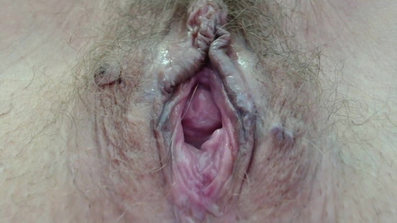 ANGELA_LADY: MILF se rozhodla cvičit a její chlupatá kunda se najednou...