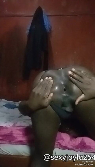 Sexyjayla254: Kenianischer transvestiert fingert und spreizt ihr klaffendes arschloch