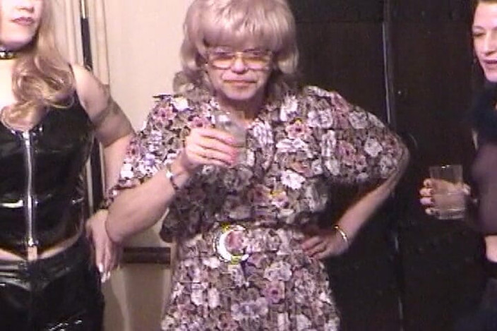 Lovers Of Vintage: 수영장 게임 후 미친 레즈 파티