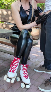 Latex-rollschuhlaufen-modell von einem zufälligen fremden gefickt