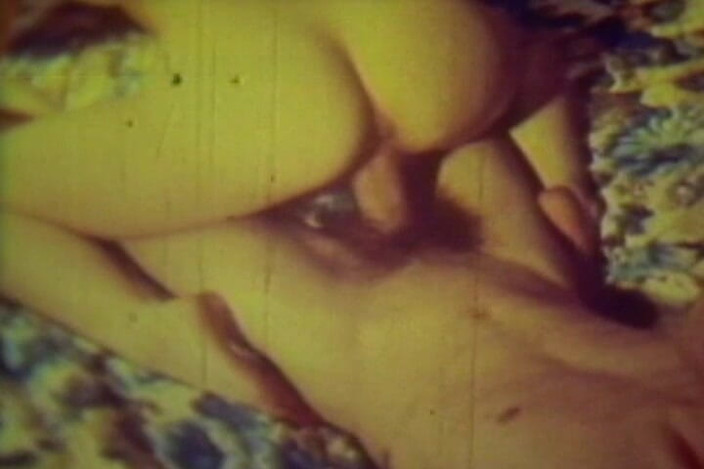 Vintage Life: Deepthroat-obsessed Retro Babe Worships Cock in Vintage Loop