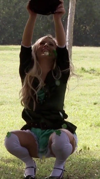 Fuck of the Irish - Tasha Reign yang bertetek besar bermain dengan kedua-dua lubangnya!