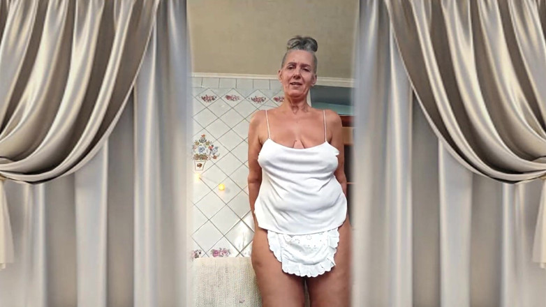 Lukerya: Die Attraktive Hausfrau Lukeria Flirtet in Der Küche in Einem...