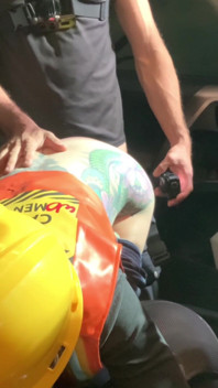 Будівельна дівчина наповнена кремпаєм в машині, частина 1