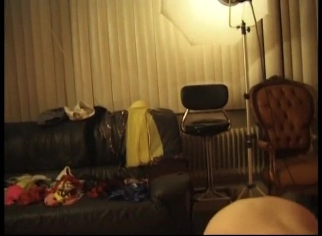 Flash Model Amateurs: La ragazza amatoriale fa piacere ad un paio di cazzi...