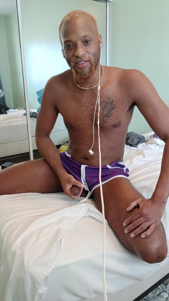 Kennie Jai: Purple Shorts Szarpnięcie dla fana!