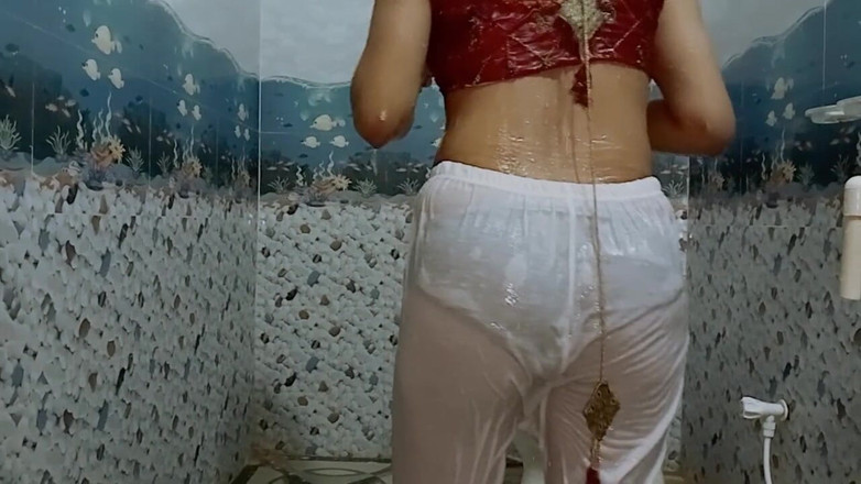 Ankurpriya000: Indická macecha se koupe v Open White Legis, díky tomu...