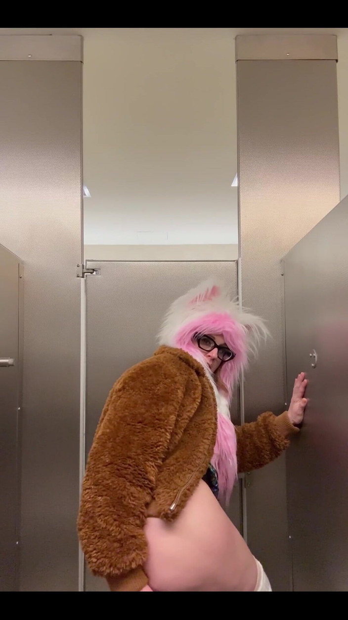 Suzy Wylde: Na lotnisku przygotowuj się do treningu analnego