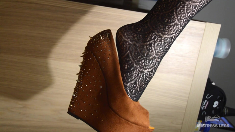Mistress Legs: Mijn luie bungelende schoen aan de voeten in zwarte visnetten