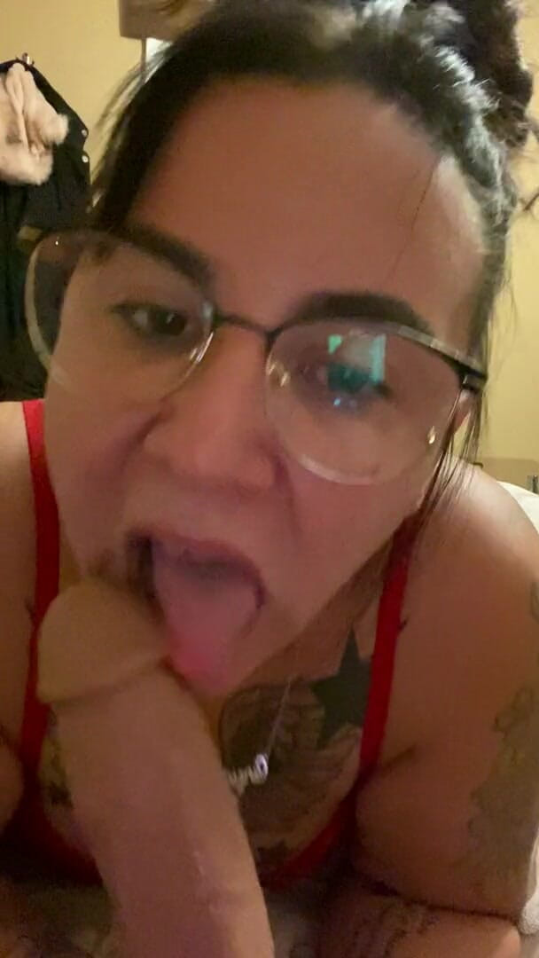 MzKiTTy91: La moglie pawg succhia un grosso cazzo finisce con un...