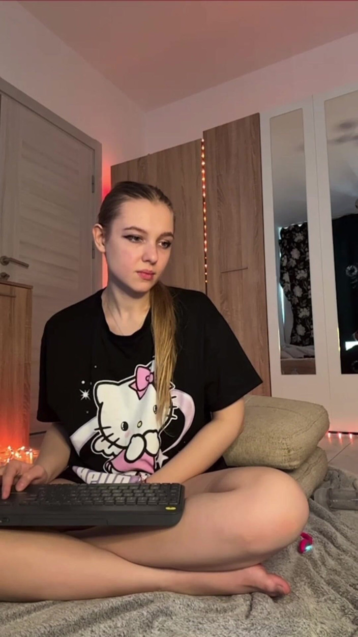 JuiceLussie: Cosplay de vaca en juego anal