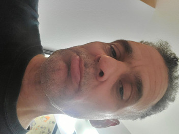 Watchim Takit: Guarda mentre fa degli riscaldamenti nel culo con una bottiglia...