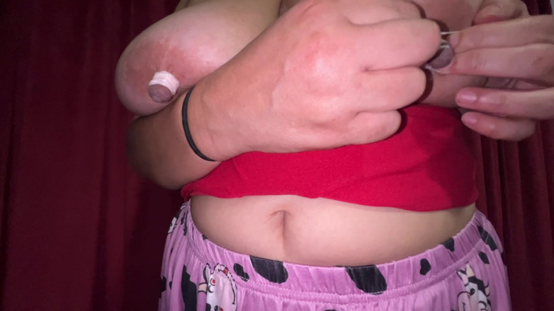 VeeVee Vixen: Brustwarzen eng gefesselt