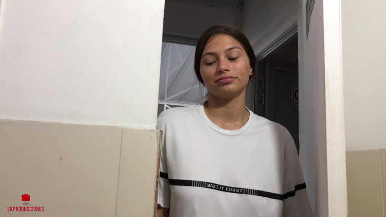 Stefanysex: Sorellastra arrapata mi scopre a masturbarmi in bagno e mi...