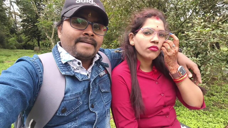 Sona bhabhi: Індійська дівчина дезі цілує сцени та тисне на цицьки свого хлопця в лісі