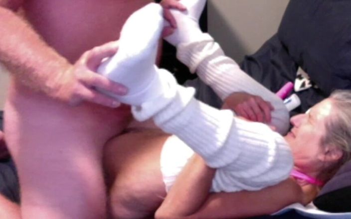 Squirting Senior: Milf met bril wordt in haar gezicht geneukt en gecreampied