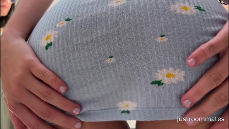 Sarahroomie: Nyepong kontol saudara tiriku di ruang ganti