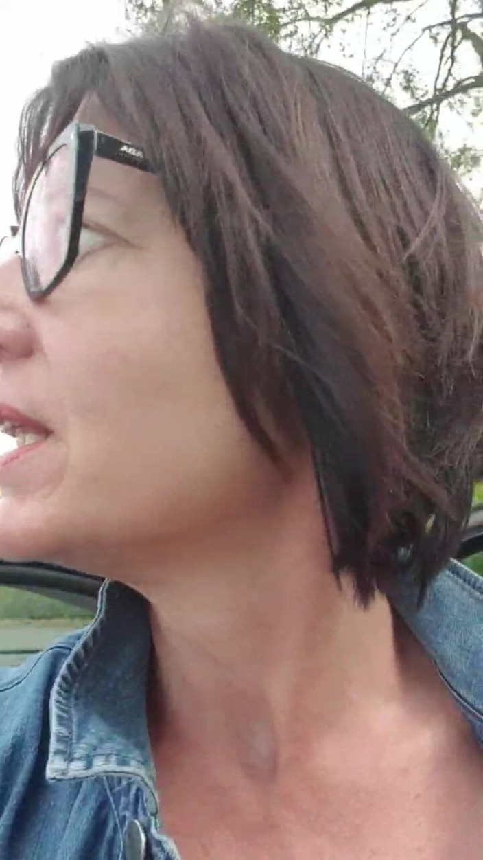 JulieEroticDress: Spruzzare in Pubblico Nel Parcheggio