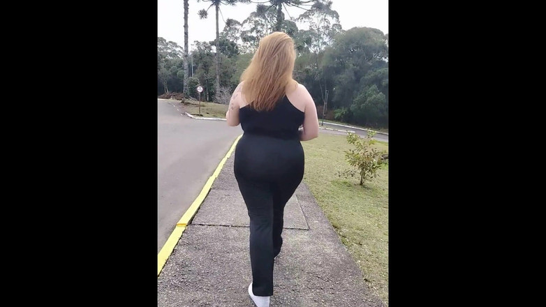 Priscila: Caminhando com minha madrasta sem calcinha