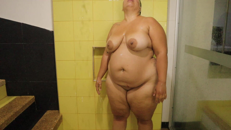 Lexly_16: Granne spelar in mig i duschen för att knulla mig