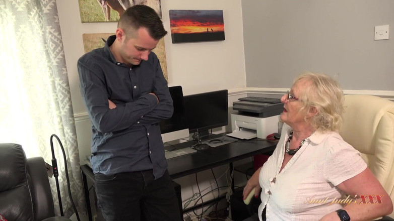 Aunt Judy's XXX: TetaJudysXXX - Prsatá 66letá učitelka GILF paní Claire šuká svého studenta