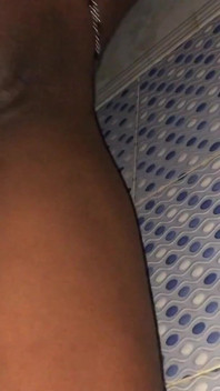 Sexy africká ebenová škádlení Mokrá kundička na obličej Pohled z bellow Sexy taneční koupelna