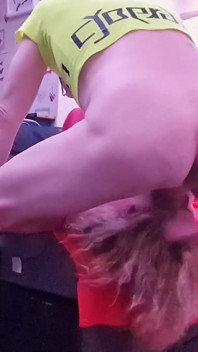 Zralý velký penis šukání do krku a anál bez sedla