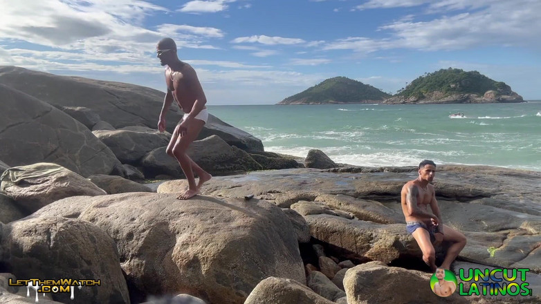 Uncut Latinos: 3 Latinos Bien Montés Baisent Sans Capote Sur La Plage...