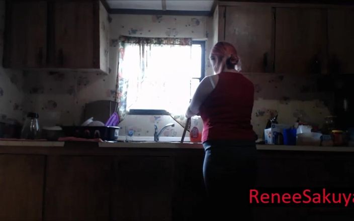 Renee Sakuya: Беременная погружается в джинсы