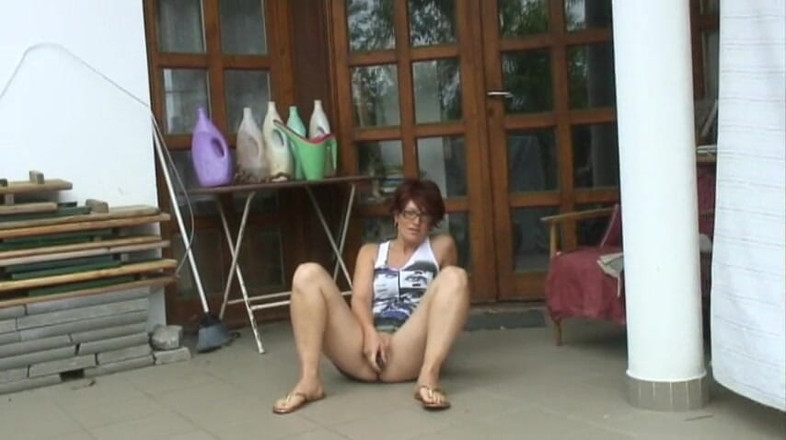 Popp Sylvie: Popp Sylvieは隣人の裏庭にこっそりいます