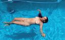 Exotic Tracy: Plavání nahé venku, aby se na mě soused mohl podívat