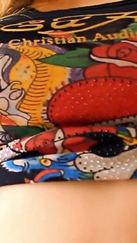 Peituda latina loira brincando com sua buceta com grampos de roupa caseiro