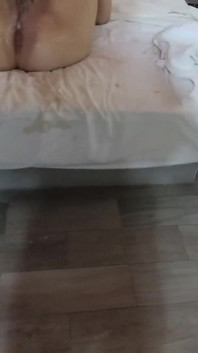 Mój właściciel pieprzy moją dupę, podczas gdy anal fisting mnie w tym samym czasie