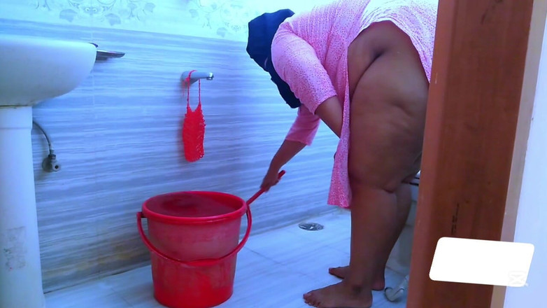 Aria Mia: Když manželka sexy kamarádky vyčistí koupelnu, vstoupí sem manželův kamarád...