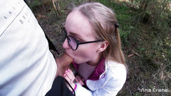Ana Crane: Sexy studentka v brýlích kouří čůráka a šuká do zadku v lese –...