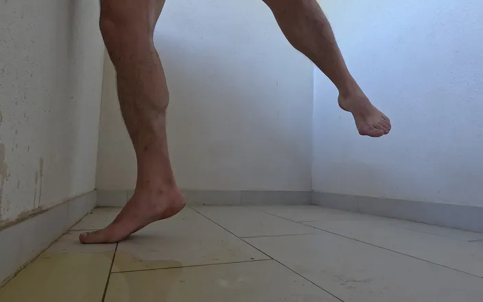 Kinky Guy: Pipì e sborra sul balcone