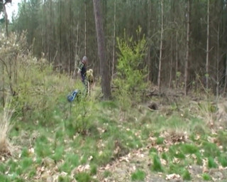 German amateur - 100% German hardcore videos: いたずらな十代は屋外で2つのハードコックを吹いています