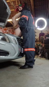 私の車は故障し、角質の整備士が車を修理するのを手伝ってくれました