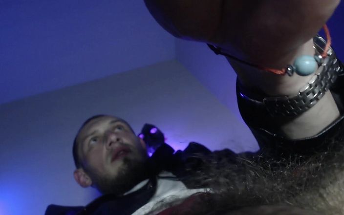 Hunky time: Tati din piele și heterosexual domină și ejaculează