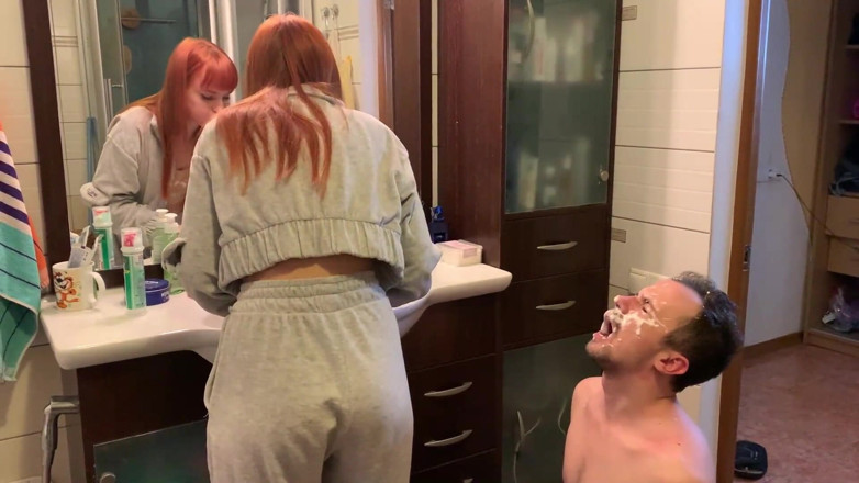 Petite Princesses Femdom: Chica pelirroja se cepilla los dientes y escupe en la...
