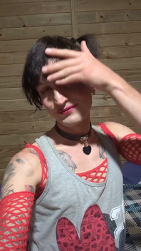 Ragazzo effeminato parlante